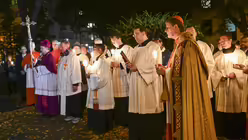 Die Fatima-Lichterprozession am Sonntag, dem 6. Oktober 2024 in Köln der Initiative Deutschland betet Rosenkranz e. V. mit Erzbischof Rainer Maria Kardinal Woelki. / © Beatrice Tomasetti (DR)