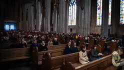 Eindrücke der Kreuzwegandacht am Karfreitag, dem 18. April 2025 aus dem Kölner Dom mit Erzbischof Rainer Maria Kardinal Woelki. / © Nicolas Ottersbach (DR)