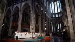 Eindrücke der Kreuzwegandacht am Karfreitag, dem 18. April 2025 aus dem Kölner Dom mit Erzbischof Rainer Maria Kardinal Woelki. / © Nicolas Ottersbach (DR)