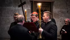 Eindrücke der Kreuzwegandacht am Karfreitag, dem 18. April 2025 aus dem Kölner Dom mit Erzbischof Rainer Maria Kardinal Woelki. / © Nicolas Ottersbach (DR)
