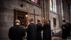 Eindrücke der Kreuzwegandacht am Karfreitag, dem 18. April 2025 aus dem Kölner Dom mit Erzbischof Rainer Maria Kardinal Woelki. / © Nicolas Ottersbach (DR)