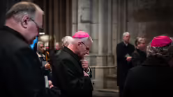Eindrücke der Kreuzwegandacht am Karfreitag, dem 18. April 2025 aus dem Kölner Dom mit Erzbischof Rainer Maria Kardinal Woelki. / © Nicolas Ottersbach (DR)