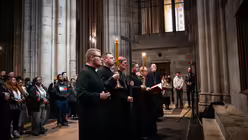 Eindrücke der Kreuzwegandacht am Karfreitag, dem 18. April 2025 aus dem Kölner Dom mit Erzbischof Rainer Maria Kardinal Woelki. / © Nicolas Ottersbach (DR)