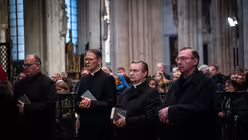 Eindrücke der Kreuzwegandacht am Karfreitag, dem 18. April 2025 aus dem Kölner Dom mit Erzbischof Rainer Maria Kardinal Woelki. / © Nicolas Ottersbach (DR)