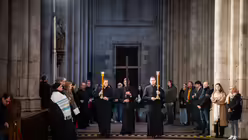 Eindrücke der Kreuzwegandacht am Karfreitag, dem 18. April 2025 aus dem Kölner Dom mit Erzbischof Rainer Maria Kardinal Woelki. / © Nicolas Ottersbach (DR)