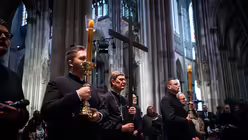 Eindrücke der Kreuzwegandacht am Karfreitag, dem 18. April 2025 aus dem Kölner Dom mit Erzbischof Rainer Maria Kardinal Woelki. / © Nicolas Ottersbach (DR)