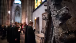 Eindrücke der Kreuzwegandacht am Karfreitag, dem 18. April 2025 aus dem Kölner Dom mit Erzbischof Rainer Maria Kardinal Woelki. / © Nicolas Ottersbach (DR)