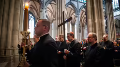 Eindrücke der Kreuzwegandacht am Karfreitag, dem 18. April 2025 aus dem Kölner Dom mit Erzbischof Rainer Maria Kardinal Woelki. / © Nicolas Ottersbach (DR)