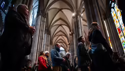 Eindrücke der Kreuzwegandacht am Karfreitag, dem 18. April 2025 aus dem Kölner Dom mit Erzbischof Rainer Maria Kardinal Woelki. / © Nicolas Ottersbach (DR)
