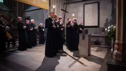 Eindrücke der Kreuzwegandacht am Karfreitag, dem 18. April 2025 aus dem Kölner Dom mit Erzbischof Rainer Maria Kardinal Woelki. / © Nicolas Ottersbach (DR)