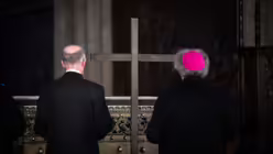 Eindrücke der Kreuzwegandacht am Karfreitag, dem 18. April 2025 aus dem Kölner Dom mit Erzbischof Rainer Maria Kardinal Woelki. / © Nicolas Ottersbach (DR)