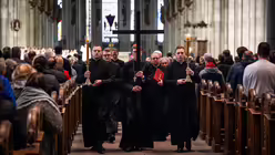 Eindrücke der Kreuzwegandacht am Karfreitag, dem 18. April 2025 aus dem Kölner Dom mit Erzbischof Rainer Maria Kardinal Woelki. / © Nicolas Ottersbach (DR)