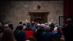 Eindrücke der Kreuzwegandacht am Karfreitag, dem 18. April 2025 aus dem Kölner Dom mit Erzbischof Rainer Maria Kardinal Woelki. / © Nicolas Ottersbach (DR)