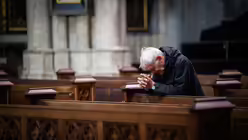 Eindrücke der Kreuzwegandacht am Karfreitag, dem 18. April 2025 aus dem Kölner Dom mit Erzbischof Rainer Maria Kardinal Woelki. / © Nicolas Ottersbach (DR)