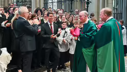 Amtswechsel nach 38 Jahren: Alexander Niehues (Mitte) ist Nachfolger von Eberhard Metternich (links), der seit 1987 Domkapellmeister war. / © Beatrice Tomasetti (DR)