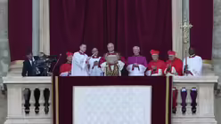 Der neu gewählte Papst Leo XIV., der US-Amerikaner Robert Prevost, segnet nach dem Konklave auf dem Balkon des Petersdoms im Vatikan. / © Bernat Armangue/AP (dpa)