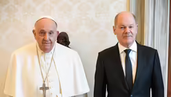 Papst Franziskus und Bundeskanzler Olaf Scholz am 2. M&auml;rz 2024 im Vatikan / &copy; VaticanMedia/Romano Siciliani (KNA)