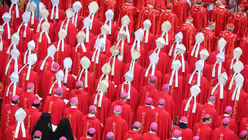 Blick von oben auf Kardinäle und Bischöfe, am 5. Januar 2023, während der Trauermesse für den emeritierten Papst Benedikt XVI. auf dem Petersplatz im Vatikan. / © Chris Warde-Jones/CNS photo (KNA)