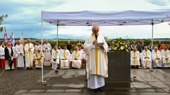 Eindr&uuml;cke des Gottesdienstes, der am 29. August 2025 anl&auml;sslich des 20-j&auml;hrigen Jubil&auml;ums des Weltjugendtags im Erzbistum K&ouml;ln auf dem Papsth&uuml;gel mit Erzbischof Koch stattfand. / &copy; Beatrice Tomasetti (DR)