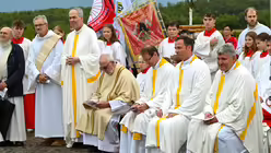 Eindr&uuml;cke des Gottesdienstes, der am 29. August 2025 anl&auml;sslich des 20-j&auml;hrigen Jubil&auml;ums des Weltjugendtags im Erzbistum K&ouml;ln auf dem Papsth&uuml;gel mit Erzbischof Koch stattfand. / &copy; Beatrice Tomasetti (DR)