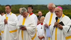 Eindrücke des Gottesdienstes, der am 29. August 2025 anlässlich des 20-jährigen Jubiläums des Weltjugendtags im Erzbistum Köln auf dem Papsthügel mit Erzbischof Koch stattfand. / © Beatrice Tomasetti (DR)