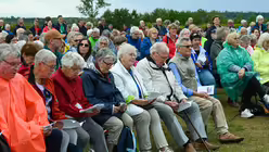 Eindrücke des Gottesdienstes, der am 29. August 2025 anlässlich des 20-jährigen Jubiläums des Weltjugendtags im Erzbistum Köln auf dem Papsthügel mit Erzbischof Koch stattfand. / © Beatrice Tomasetti (DR)
