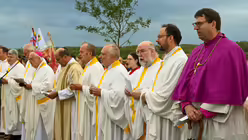 Eindrücke des Gottesdienstes, der am 29. August 2025 anlässlich des 20-jährigen Jubiläums des Weltjugendtags im Erzbistum Köln auf dem Papsthügel mit Erzbischof Koch stattfand. / © Beatrice Tomasetti (DR)