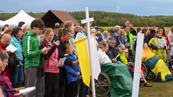 Eindr&uuml;cke des Gottesdienstes, der am 29. August 2025 anl&auml;sslich des 20-j&auml;hrigen Jubil&auml;ums des Weltjugendtags im Erzbistum K&ouml;ln auf dem Papsth&uuml;gel mit Erzbischof Koch stattfand. / &copy; Beatrice Tomasetti (DR)
