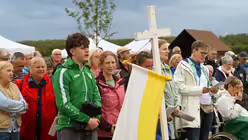 Eindrücke des Gottesdienstes, der am 29. August 2025 anlässlich des 20-jährigen Jubiläums des Weltjugendtags im Erzbistum Köln auf dem Papsthügel mit Erzbischof Koch stattfand. / © Beatrice Tomasetti (DR)