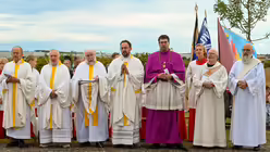 Eindr&uuml;cke des Gottesdienstes, der am 29. August 2025 anl&auml;sslich des 20-j&auml;hrigen Jubil&auml;ums des Weltjugendtags im Erzbistum K&ouml;ln auf dem Papsth&uuml;gel mit Erzbischof Koch stattfand. / &copy; Beatrice Tomasetti (DR)