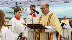 Eindr&uuml;cke des Gottesdienstes, der am 29. August 2025 anl&auml;sslich des 20-j&auml;hrigen Jubil&auml;ums des Weltjugendtags im Erzbistum K&ouml;ln auf dem Papsth&uuml;gel mit Erzbischof Koch stattfand. / &copy; Beatrice Tomasetti (DR)