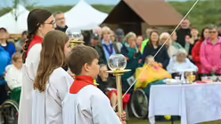 Eindr&uuml;cke des Gottesdienstes, der am 29. August 2025 anl&auml;sslich des 20-j&auml;hrigen Jubil&auml;ums des Weltjugendtags im Erzbistum K&ouml;ln auf dem Papsth&uuml;gel mit Erzbischof Koch stattfand. / &copy; Beatrice Tomasetti (DR)