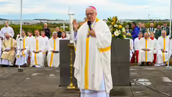 Eindrücke des Gottesdienstes, der am 29. August 2025 anlässlich des 20-jährigen Jubiläums des Weltjugendtags im Erzbistum Köln auf dem Papsthügel mit Erzbischof Koch stattfand. / © Beatrice Tomasetti (DR)