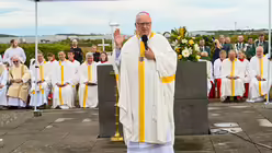 Eindr&uuml;cke des Gottesdienstes, der am 29. August 2025 anl&auml;sslich des 20-j&auml;hrigen Jubil&auml;ums des Weltjugendtags im Erzbistum K&ouml;ln auf dem Papsth&uuml;gel mit Erzbischof Koch stattfand. / &copy; Beatrice Tomasetti (DR)
