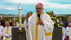 Eindrücke des Gottesdienstes, der am 29. August 2025 anlässlich des 20-jährigen Jubiläums des Weltjugendtags im Erzbistum Köln auf dem Papsthügel mit Erzbischof Koch stattfand. / © Beatrice Tomasetti (DR)