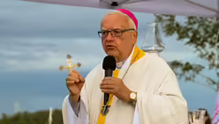 Eindr&uuml;cke des Gottesdienstes, der am 29. August 2025 anl&auml;sslich des 20-j&auml;hrigen Jubil&auml;ums des Weltjugendtags im Erzbistum K&ouml;ln auf dem Papsth&uuml;gel mit Erzbischof Koch stattfand. / &copy; Beatrice Tomasetti (DR)