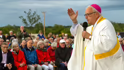 Eindr&uuml;cke des Gottesdienstes, der am 29. August 2025 anl&auml;sslich des 20-j&auml;hrigen Jubil&auml;ums des Weltjugendtags im Erzbistum K&ouml;ln auf dem Papsth&uuml;gel mit Erzbischof Koch stattfand. / &copy; Beatrice Tomasetti (DR)