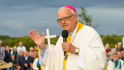 Eindr&uuml;cke des Gottesdienstes, der am 29. August 2025 anl&auml;sslich des 20-j&auml;hrigen Jubil&auml;ums des Weltjugendtags im Erzbistum K&ouml;ln auf dem Papsth&uuml;gel mit Erzbischof Koch stattfand. / &copy; Beatrice Tomasetti (DR)