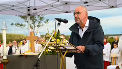 Eindrücke des Gottesdienstes, der am 29. August 2025 anlässlich des 20-jährigen Jubiläums des Weltjugendtags im Erzbistum Köln auf dem Papsthügel mit Erzbischof Koch stattfand. / © Beatrice Tomasetti (DR)