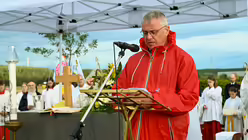 Eindrücke des Gottesdienstes, der am 29. August 2025 anlässlich des 20-jährigen Jubiläums des Weltjugendtags im Erzbistum Köln auf dem Papsthügel mit Erzbischof Koch stattfand. / © Beatrice Tomasetti (DR)