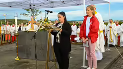 Eindr&uuml;cke des Gottesdienstes, der am 29. August 2025 anl&auml;sslich des 20-j&auml;hrigen Jubil&auml;ums des Weltjugendtags im Erzbistum K&ouml;ln auf dem Papsth&uuml;gel mit Erzbischof Koch stattfand. / &copy; Beatrice Tomasetti (DR)