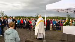 Eindr&uuml;cke des Gottesdienstes, der am 29. August 2025 anl&auml;sslich des 20-j&auml;hrigen Jubil&auml;ums des Weltjugendtags im Erzbistum K&ouml;ln auf dem Papsth&uuml;gel mit Erzbischof Koch stattfand. / &copy; Beatrice Tomasetti (DR)