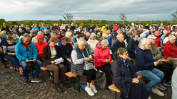 Eindrücke des Gottesdienstes, der am 29. August 2025 anlässlich des 20-jährigen Jubiläums des Weltjugendtags im Erzbistum Köln auf dem Papsthügel mit Erzbischof Koch stattfand. / © Beatrice Tomasetti (DR)