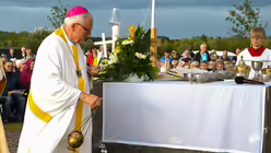 Eindrücke des Gottesdienstes, der am 29. August 2025 anlässlich des 20-jährigen Jubiläums des Weltjugendtags im Erzbistum Köln auf dem Papsthügel mit Erzbischof Koch stattfand. / © Beatrice Tomasetti (DR)