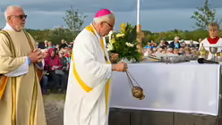 Eindrücke des Gottesdienstes, der am 29. August 2025 anlässlich des 20-jährigen Jubiläums des Weltjugendtags im Erzbistum Köln auf dem Papsthügel mit Erzbischof Koch stattfand. / © Beatrice Tomasetti (DR)
