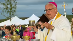 Eindrücke des Gottesdienstes, der am 29. August 2025 anlässlich des 20-jährigen Jubiläums des Weltjugendtags im Erzbistum Köln auf dem Papsthügel mit Erzbischof Koch stattfand. / © Beatrice Tomasetti (DR)