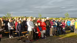 Eindr&uuml;cke des Gottesdienstes, der am 29. August 2025 anl&auml;sslich des 20-j&auml;hrigen Jubil&auml;ums des Weltjugendtags im Erzbistum K&ouml;ln auf dem Papsth&uuml;gel mit Erzbischof Koch stattfand. / &copy; Beatrice Tomasetti (DR)