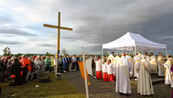 Eindr&uuml;cke des Gottesdienstes, der am 29. August 2025 anl&auml;sslich des 20-j&auml;hrigen Jubil&auml;ums des Weltjugendtags im Erzbistum K&ouml;ln auf dem Papsth&uuml;gel mit Erzbischof Koch stattfand. / &copy; Beatrice Tomasetti (DR)