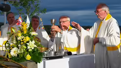 Eindrücke des Gottesdienstes, der am 29. August 2025 anlässlich des 20-jährigen Jubiläums des Weltjugendtags im Erzbistum Köln auf dem Papsthügel mit Erzbischof Koch stattfand. / © Beatrice Tomasetti (DR)