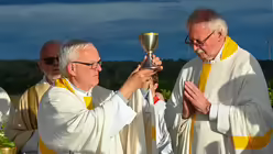 Eindr&uuml;cke des Gottesdienstes, der am 29. August 2025 anl&auml;sslich des 20-j&auml;hrigen Jubil&auml;ums des Weltjugendtags im Erzbistum K&ouml;ln auf dem Papsth&uuml;gel mit Erzbischof Koch stattfand. / &copy; Beatrice Tomasetti (DR)